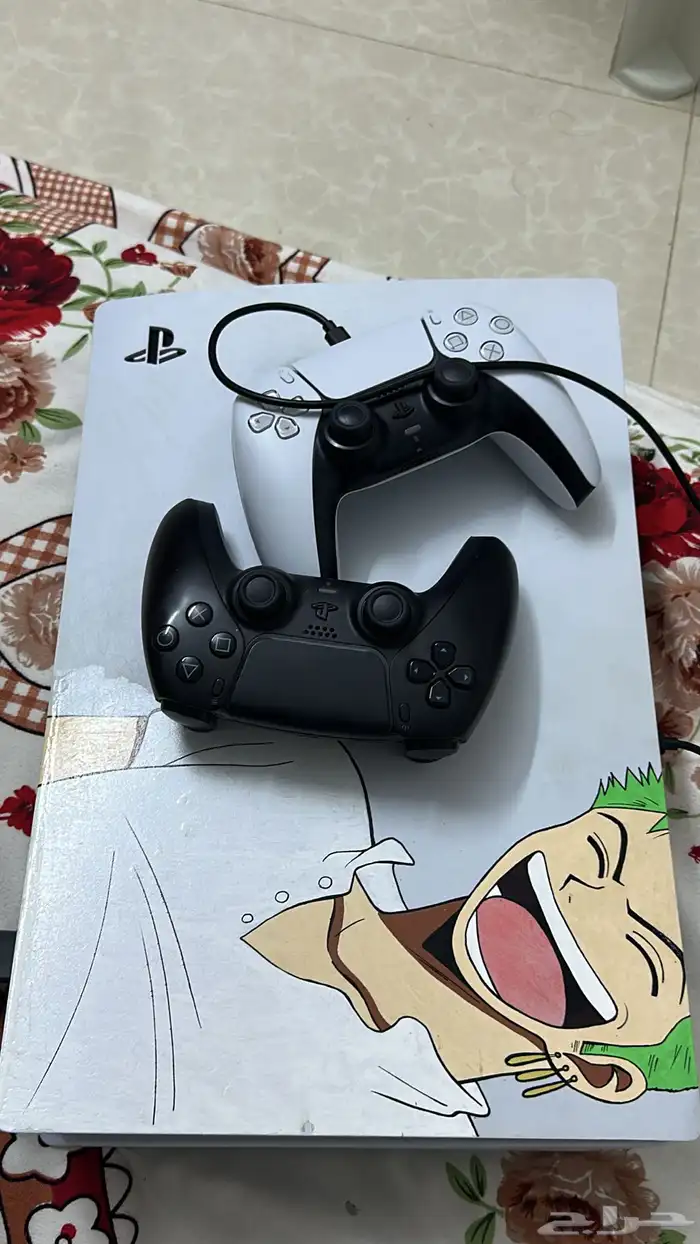 بلايستيشن 5   نظيف جدا  ولا يعاني من اي شيء مع يدين ومدخل Cd 0