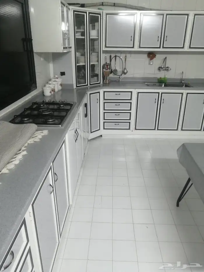 دولاب مطبخ للبيع نظيف مافيه الا كسر صغي اللي واضح ومغطى عليه 1