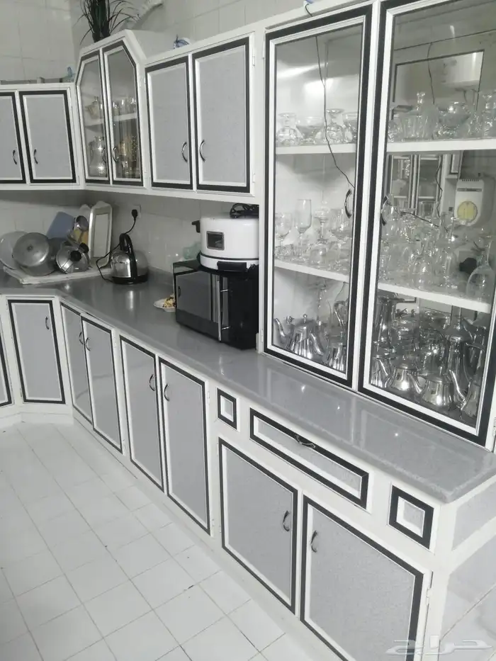 دولاب مطبخ للبيع نظيف مافيه الا كسر صغي اللي واضح ومغطى عليه 0