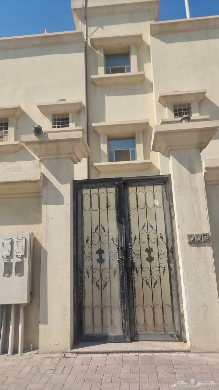 للاجار شقة حي بدر حرف أ دور اول خمس غرف 25الف دفعات 0