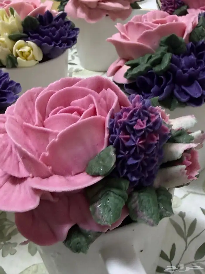 كب كيك بكوب قهوة مزين شكل ورد اجحام مختلفة 2