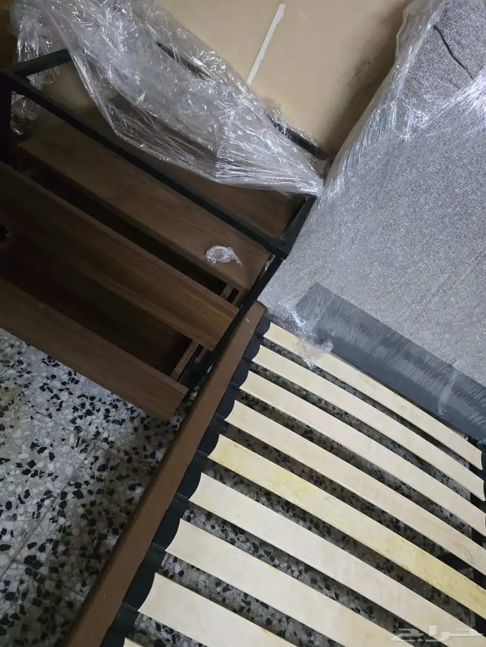 سرير مع 2 كمدينو ايكيا نظيفه جدا 2