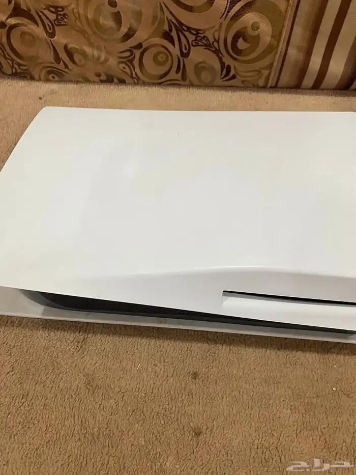 بلاستيشن 5 المساحه 825 مع يد استخدام اول 3