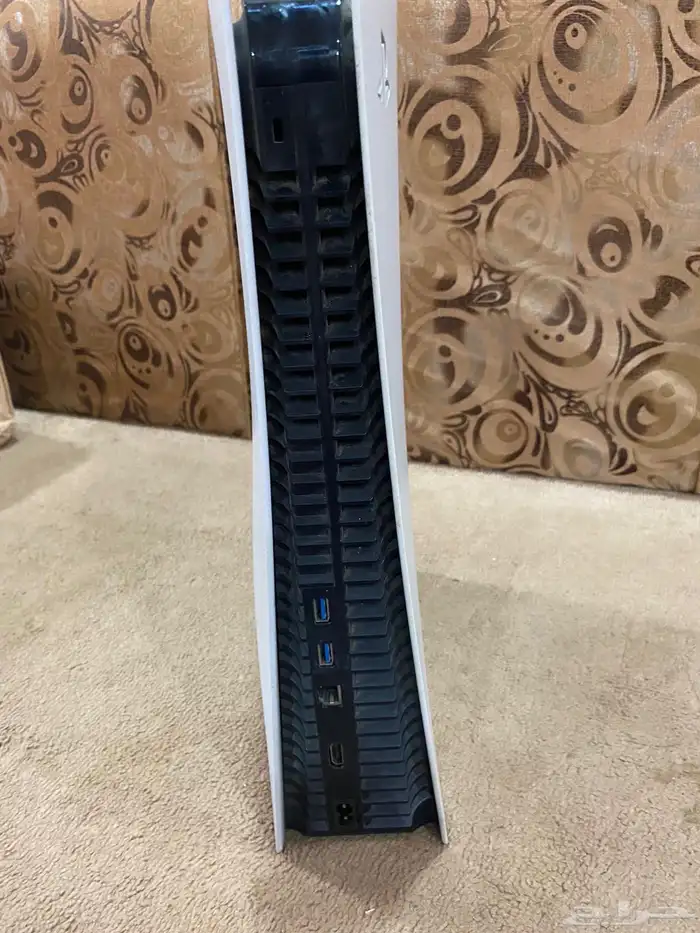 بلاستيشن 5 المساحه 825 مع يد استخدام اول 8