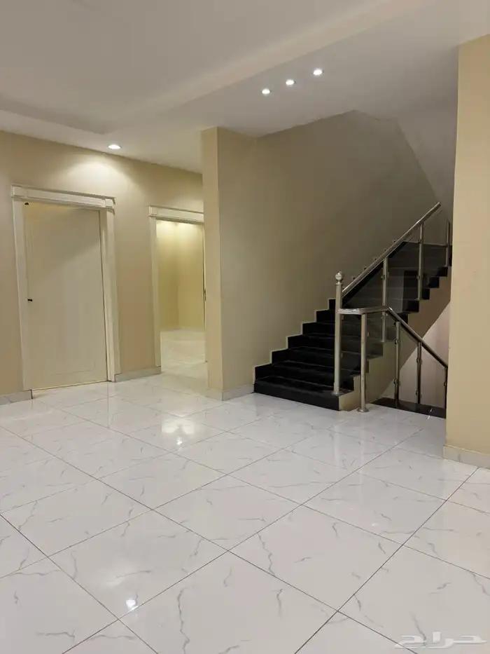 فيلا درج صالة للايجار الشهري او السنوي في حي الحزم 8