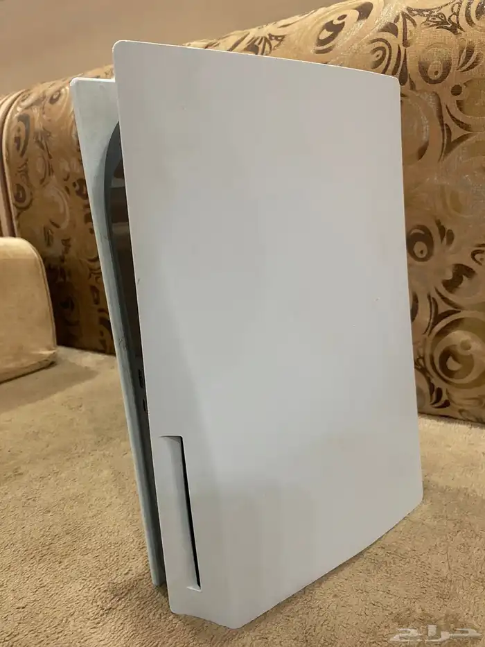 بلاستيشن 5 المساحه 825 مع يد استخدام اول 5