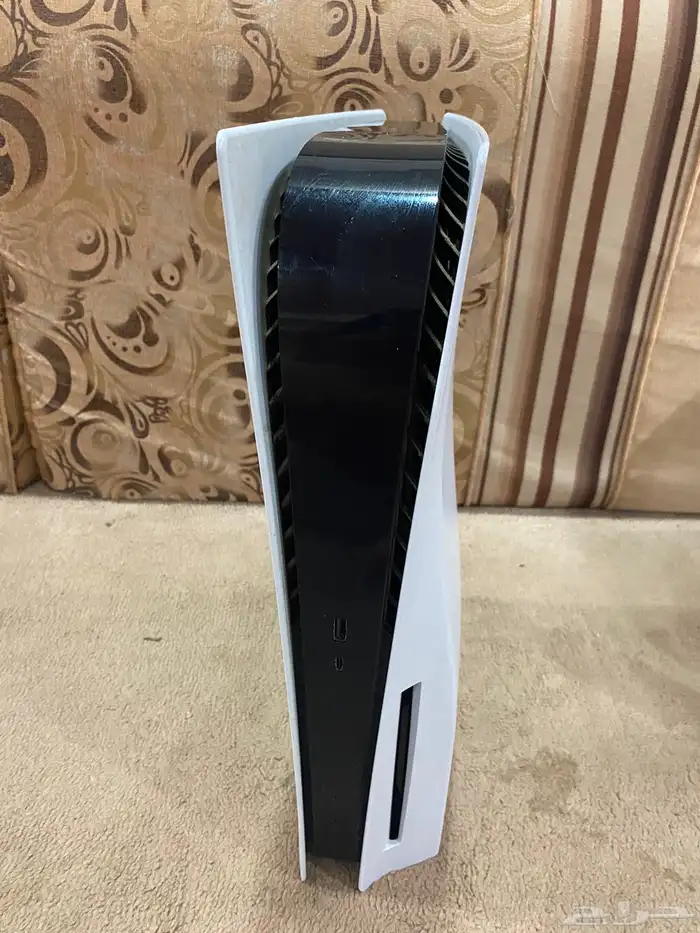 بلاستيشن 5 المساحه 825 مع يد استخدام اول 2