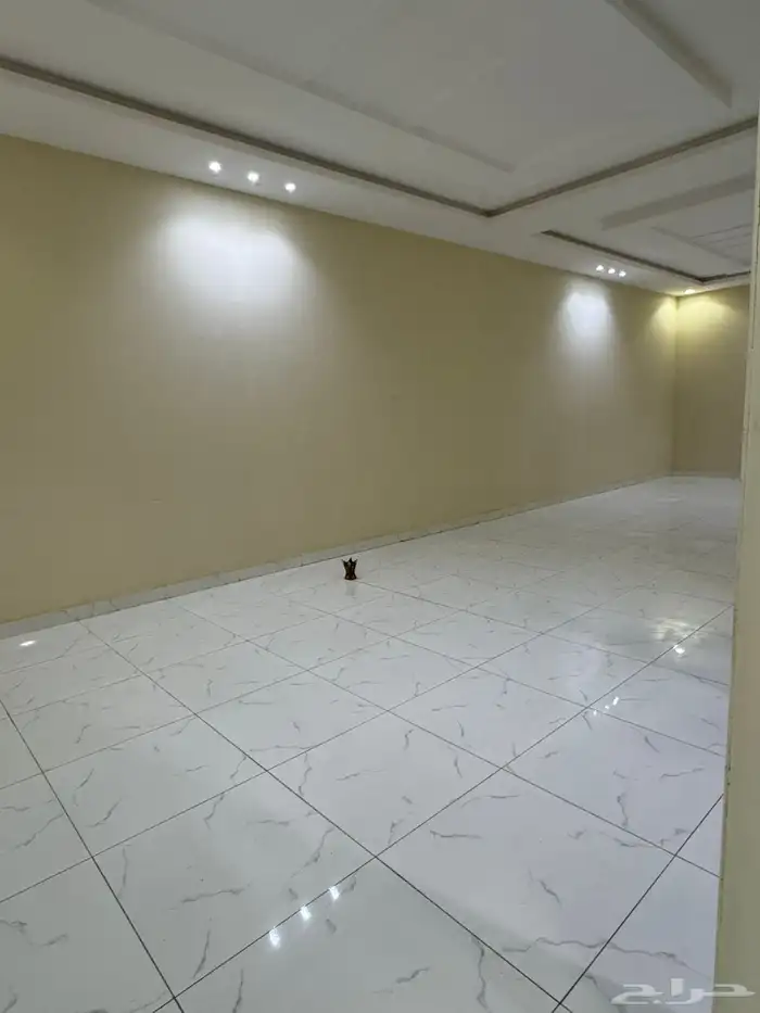 فيلا درج صالة للايجار الشهري او السنوي في حي الحزم 4