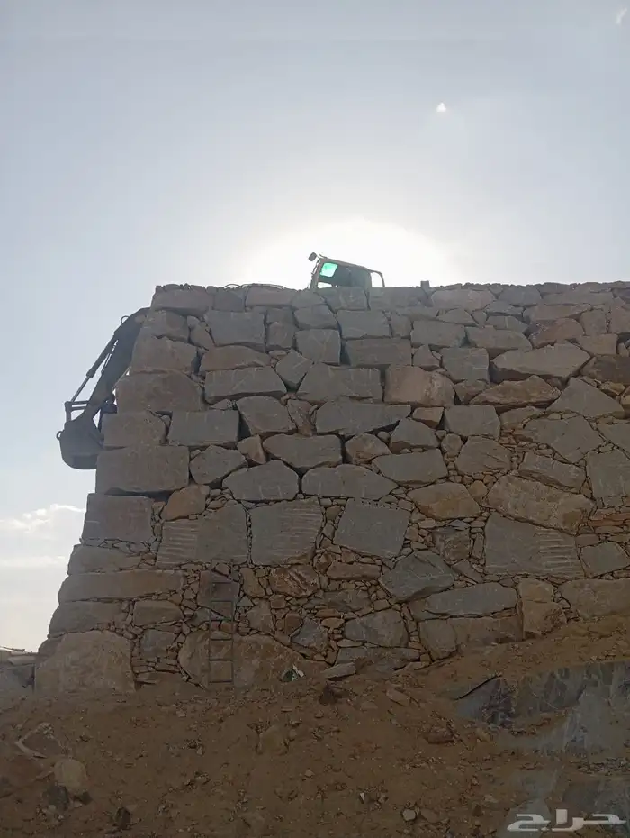 بكلين لبناء الحجر وقص الاراضي ولهدم المباني اتالفه 0