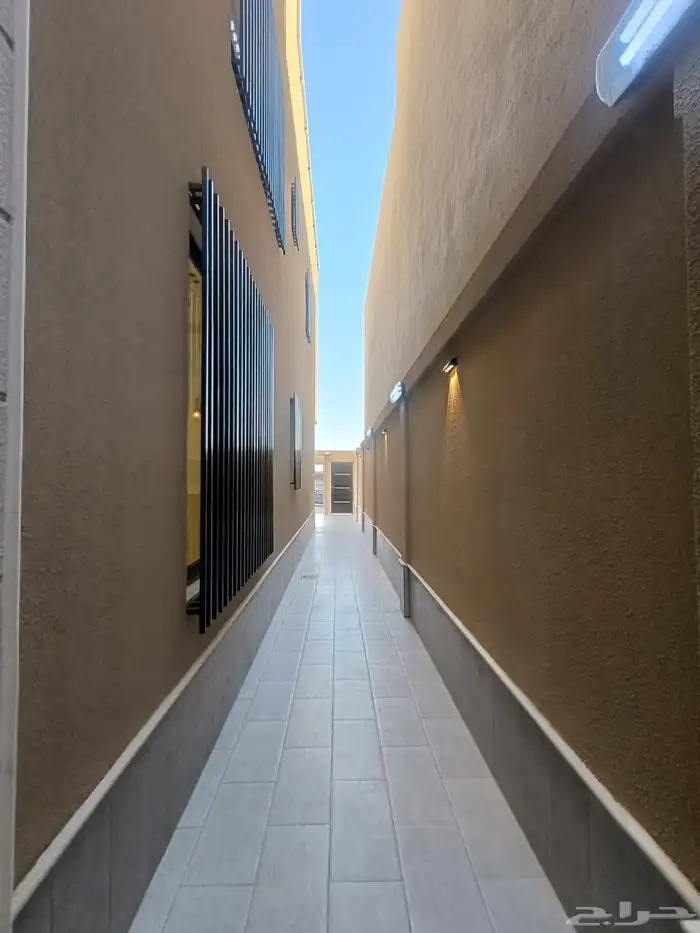 للبيع ارواف ارضيه وعلويه سطح بحوش ومدخل سياره 43