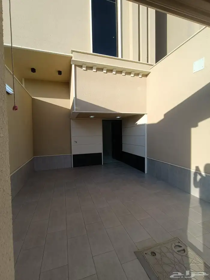 للبيع ارواف ارضيه وعلويه سطح بحوش ومدخل سياره 1