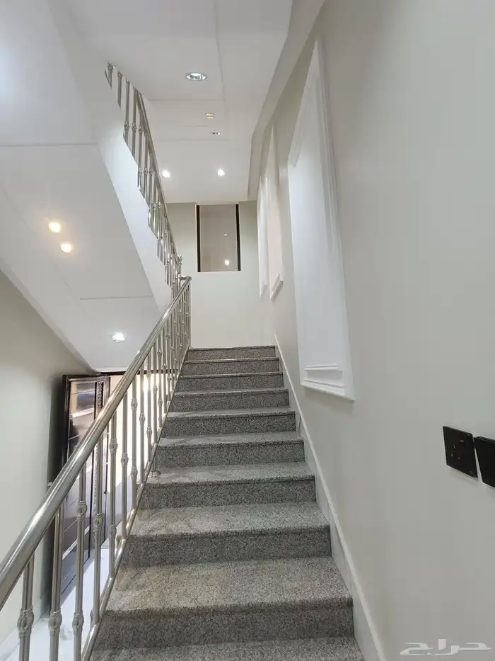 للبيع ارواف ارضيه وعلويه سطح بحوش ومدخل سياره 3