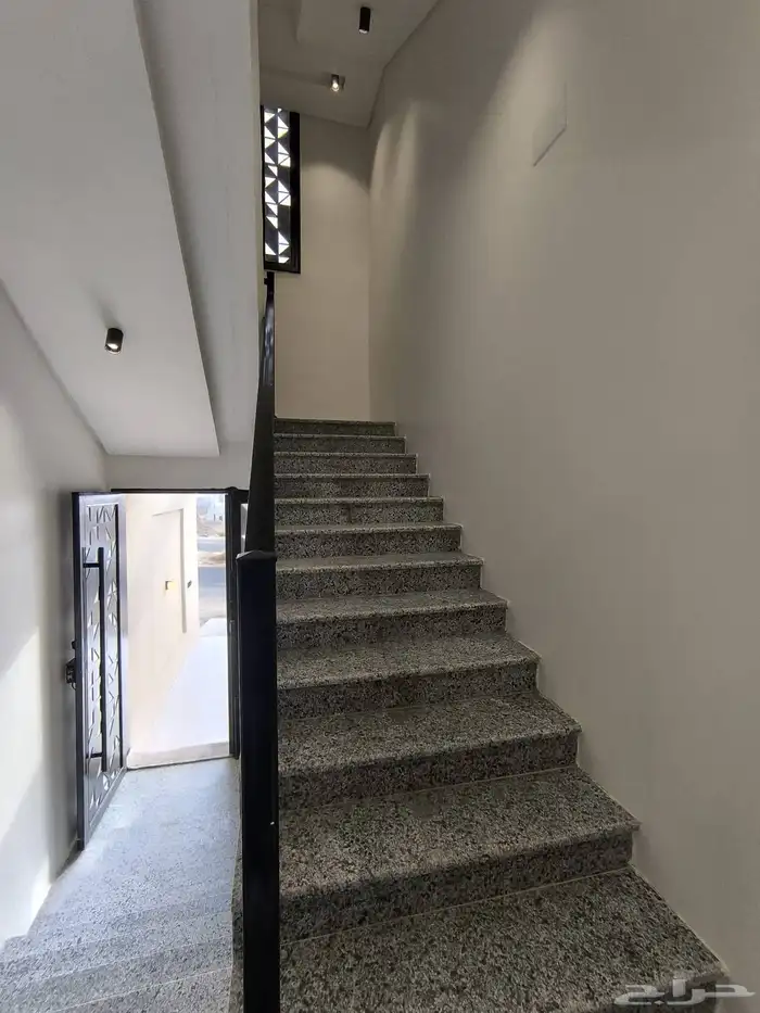 للبيع شقق ارضيه وارواف علويه مع ملحق في خميس مشيط حى الوسام. 4