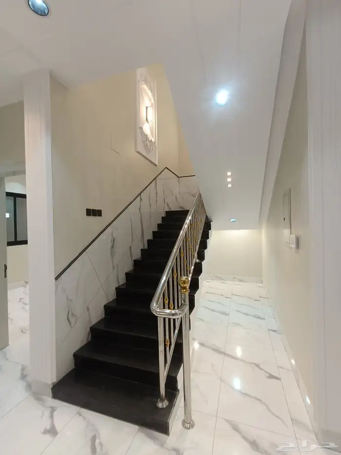 للبيع ارواف ارضيه وعلويه سطح بحوش ومدخل سياره 44