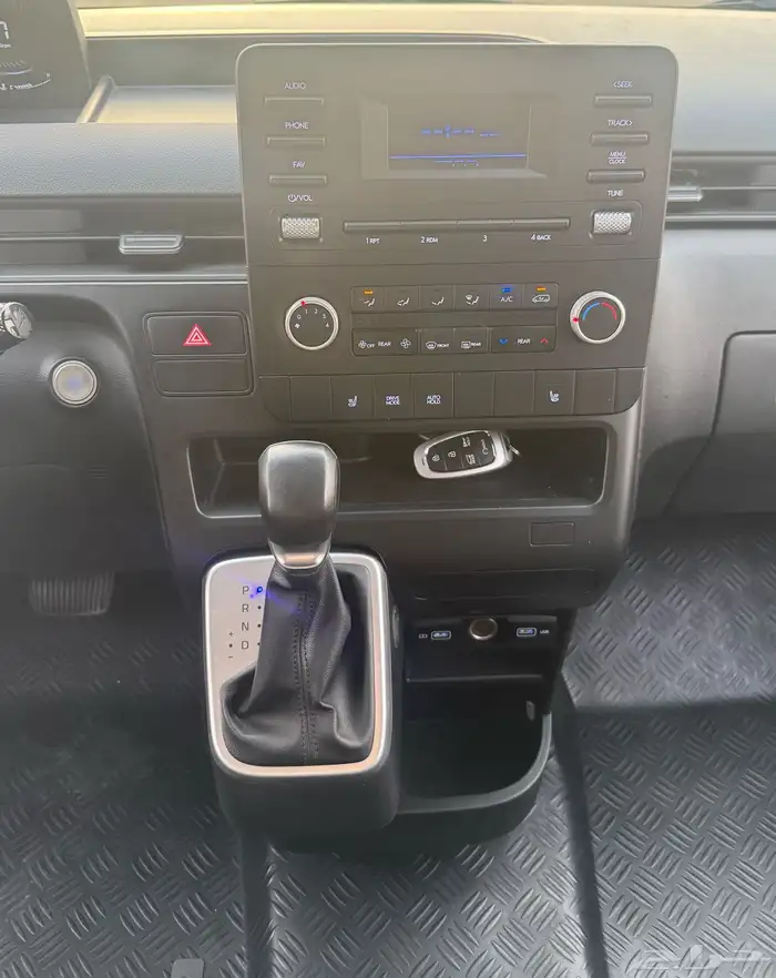 هونداي استاريا 2022 ديزل 12 راكب شبه جديد للبيع 13