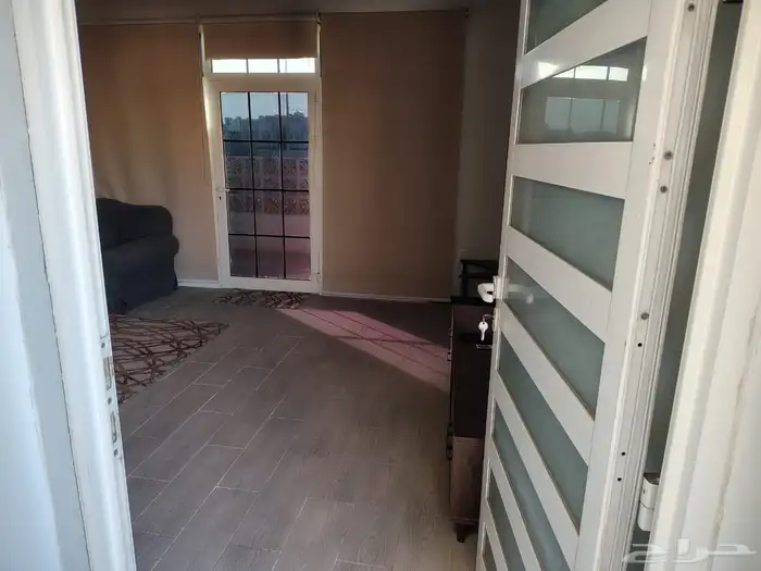 شقه استديو للإيجار ومؤثثه على طريق المطار 1