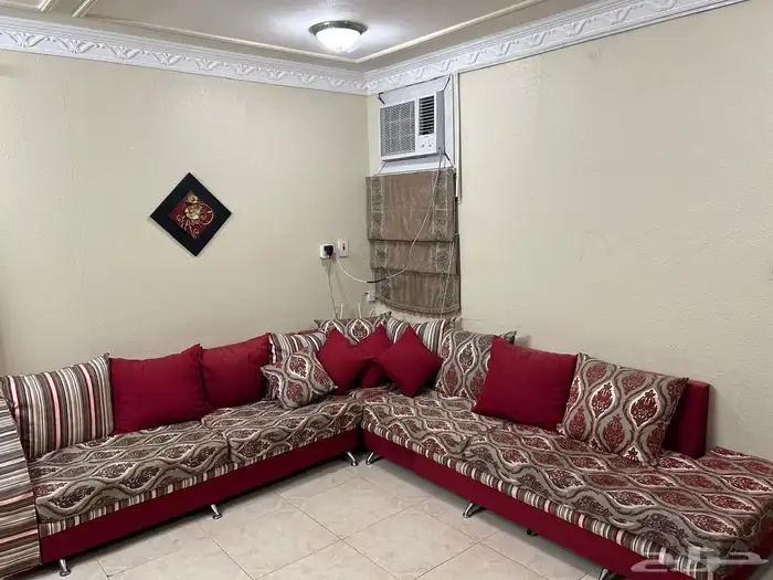 طقم كنب زاوية بحالة جيدة300 ريال 4