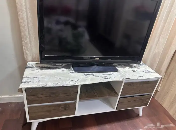 طاولة مع تلفاز 0