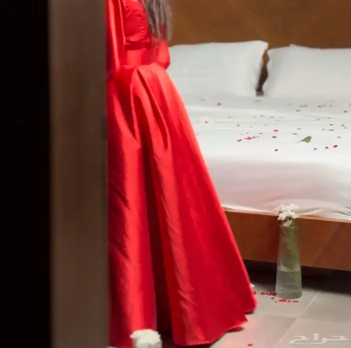 فستان احمر للبيع عندو ذيل من ورا يتركب ويتباعد عادي 3