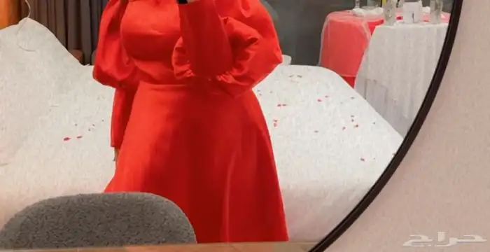 فستان احمر للبيع عندو ذيل من ورا يتركب ويتباعد عادي 2