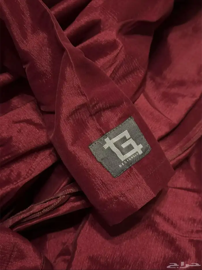 فستان عنابي من مصممة 2