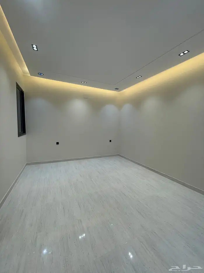 للبيع شقه روف دور ثاني وملحق كبير بالقرب من نادي ضمك 11