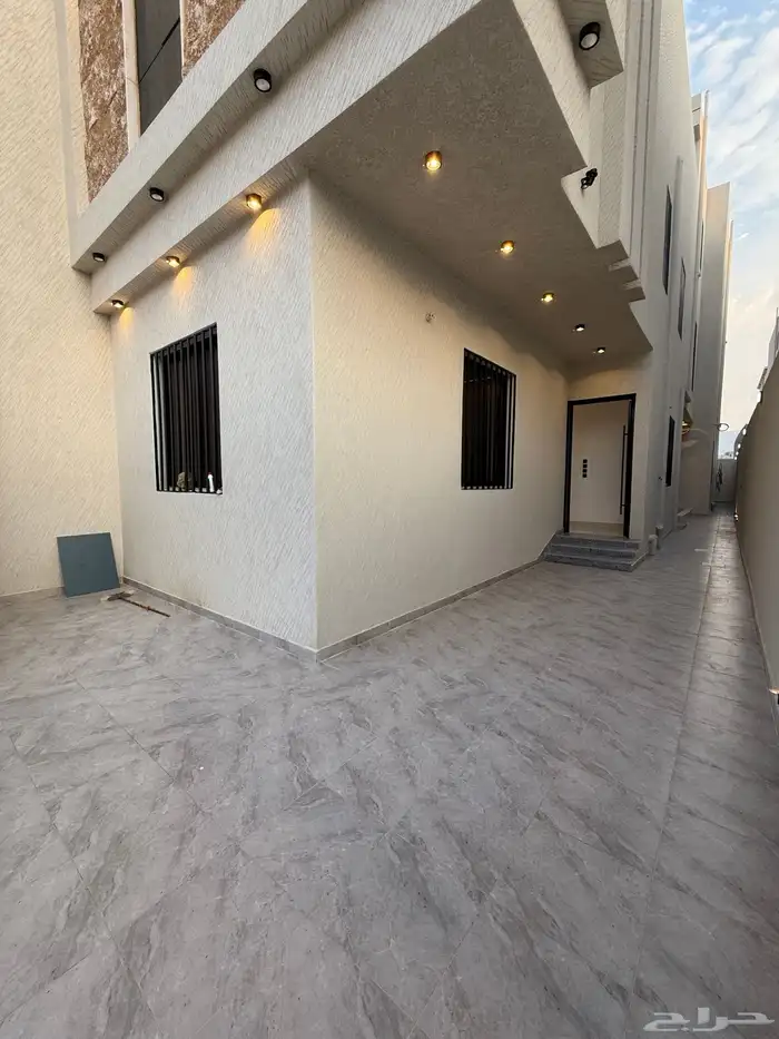 للبيع ارواف علويه وشقق ارضيه تشطيب فندقي ف احد رفيده 3