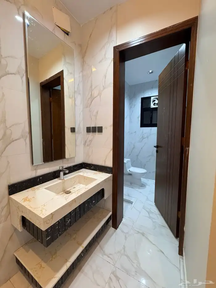 للبيع روف علوى بمدخل سياره مساحه كبيره بالخميس 14