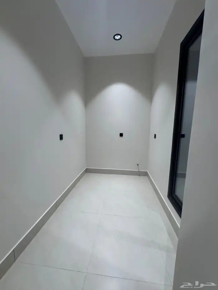 للبيع شقه دور ثانى مع ملحق وسطح مصعد جاهز حى الحسام 11