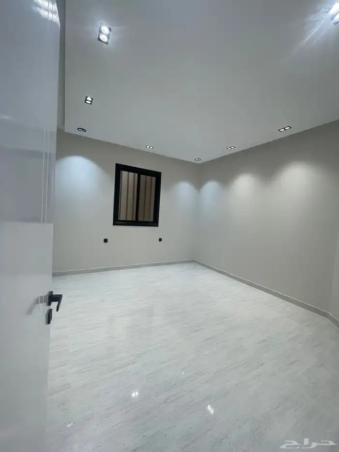 للبيع شقه روف دور ثاني وملحق كبير بالقرب من نادي ضمك 10