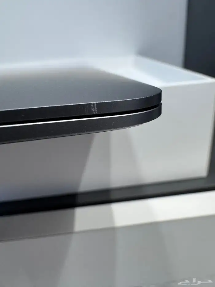 ماك بوك اير M1 سعة 256 رام 8 بطاريه 100 دورات الشحن 6 ب1550 8