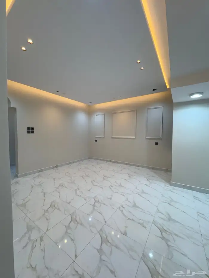 للبيع روف علوى بمدخل سياره مساحه كبيره بالخميس 11