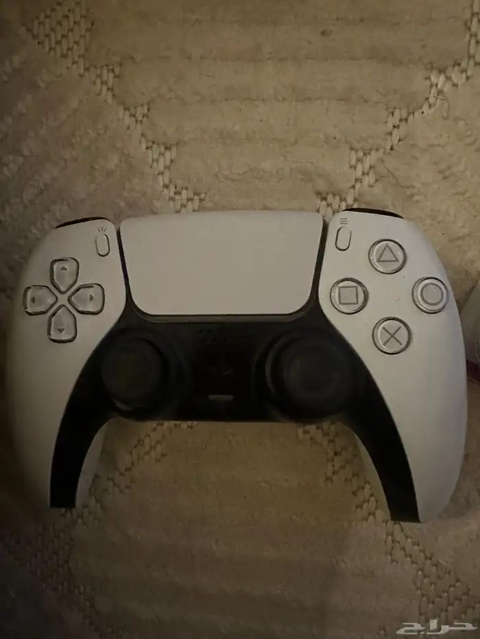 يد سوني بلايستيشن 5 عليها كلكات ماوس وقيور مغناطيسيه 0