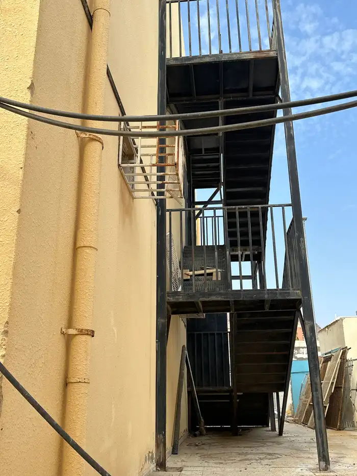 للبيع 2 درج طواري مع 6 بيبان طواري 0