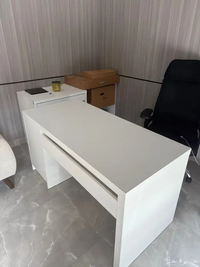 مكتب من ايكيا خشب للبيع المستعجل 0