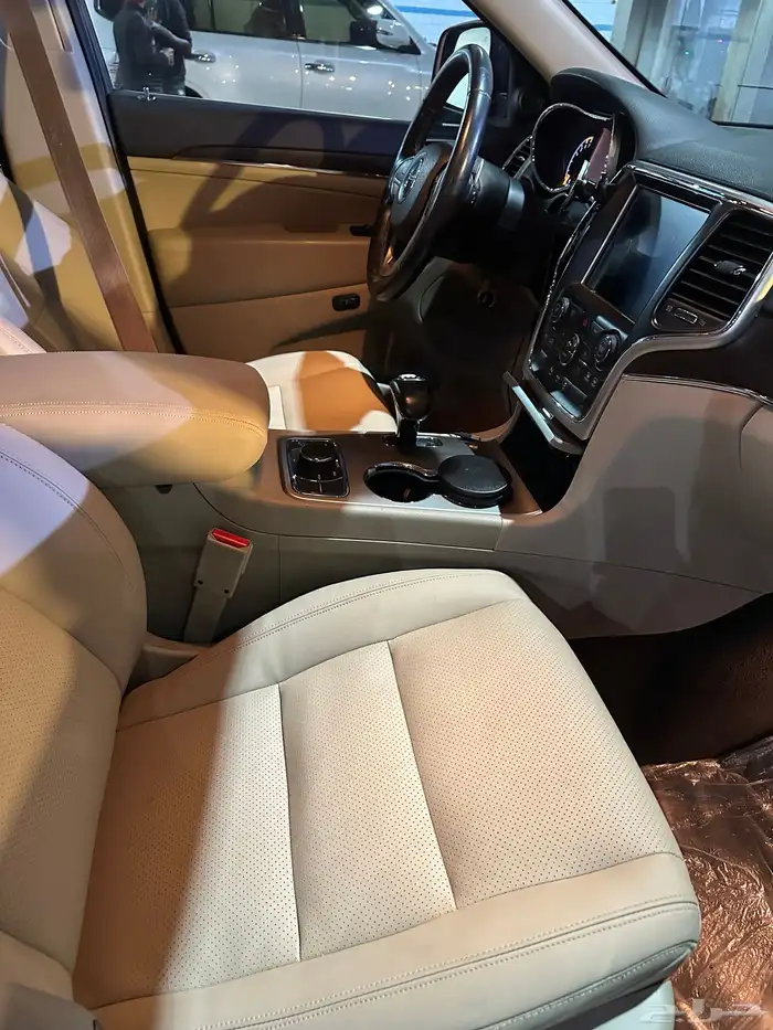 جيب جراند شيروكي Limited V8   وكالة   نظيفة جد ا ممشي قليل 4