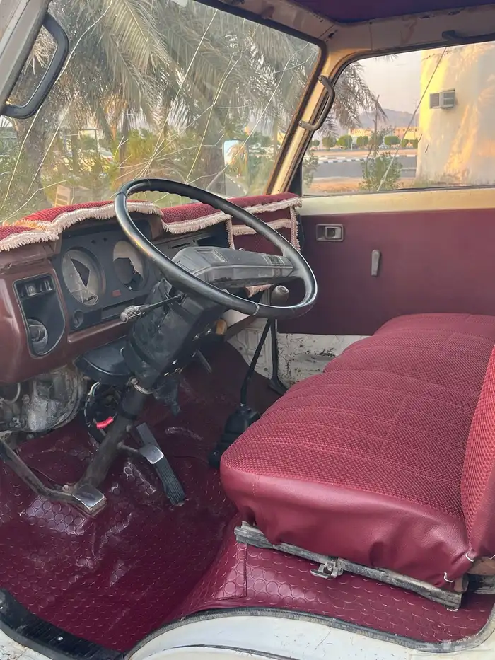 للبيع وايت تويوتا دينه 4