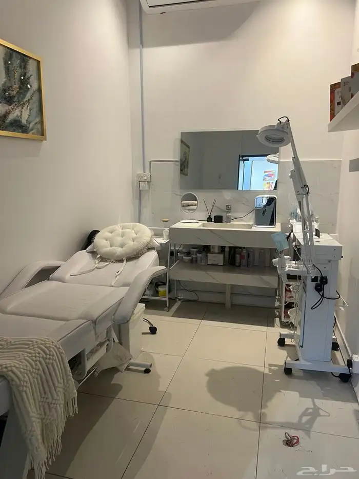 صالون نسائي للبيع   بالاجهزه وجميع الادوات بريده سلطانه 0