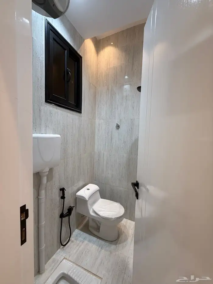 للبيع دور ثاني علوي بسطح خاص 6 غرف سعر 500 الف بحي الراقي 23