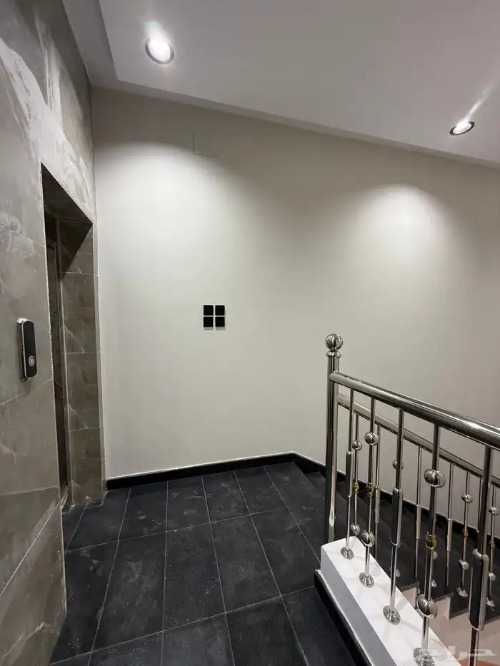 للبيع دور ثاني علوي بسطح خاص 6 غرف سعر 500 الف بحي الراقي 35