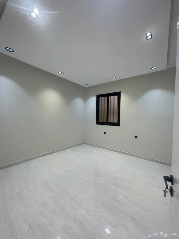 للبيع شقه روف دور ثاني وملحق كبير بالقرب من نادي ضمك 15