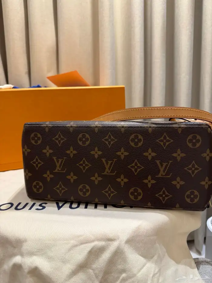 للبيع شنطة ماركة LV شبه جديده 4