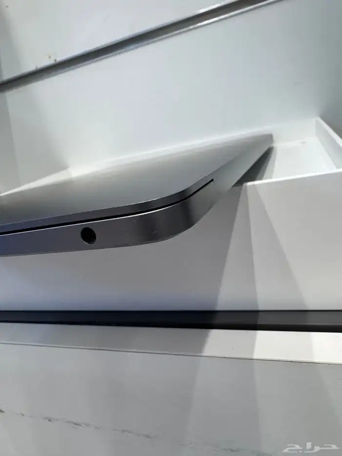 ماك بوك اير M1 سعة 256 رام 8 بطاريه 100 دورات الشحن 6 ب1550 10