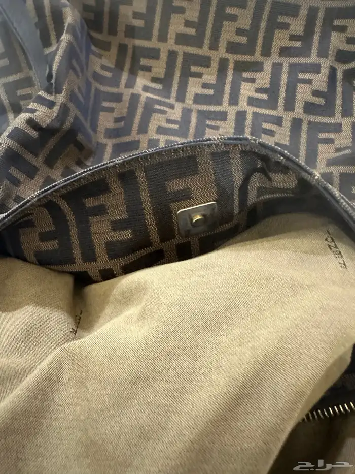 شنطه ماركه فندي اصليه حالتها ممتازه للبيع 3