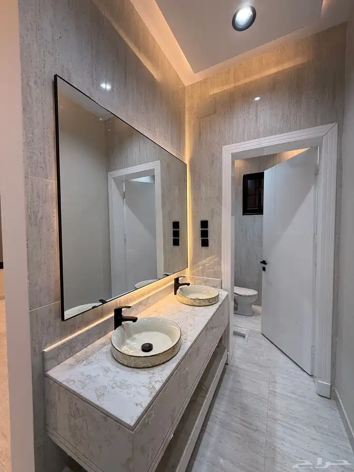 للبيع دور ثاني علوي بسطح خاص 6 غرف سعر 500 الف بحي الراقي 6