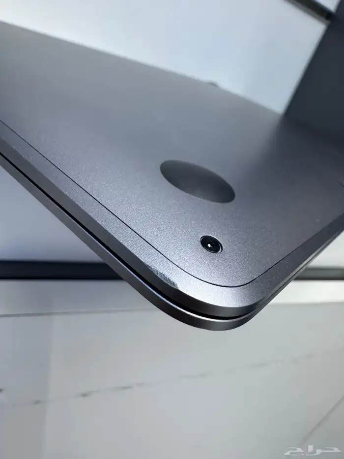 ماك بوك اير M1 سعة 256 رام 8 بطاريه 100 دورات الشحن 6 ب1550 12