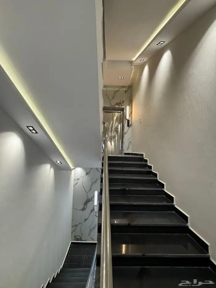 للبيع شقق تمليك علوي مع سطح خاص ومصعد حي المعارض 520 الف 1