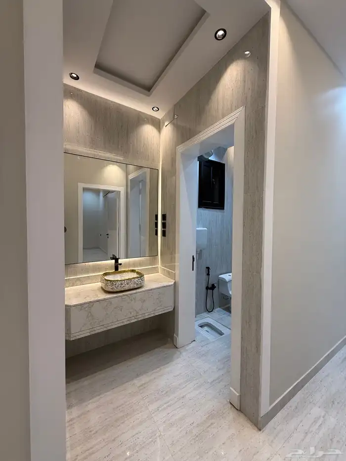 للبيع دور ثاني علوي بسطح خاص 6 غرف سعر 500 الف بحي الراقي 24