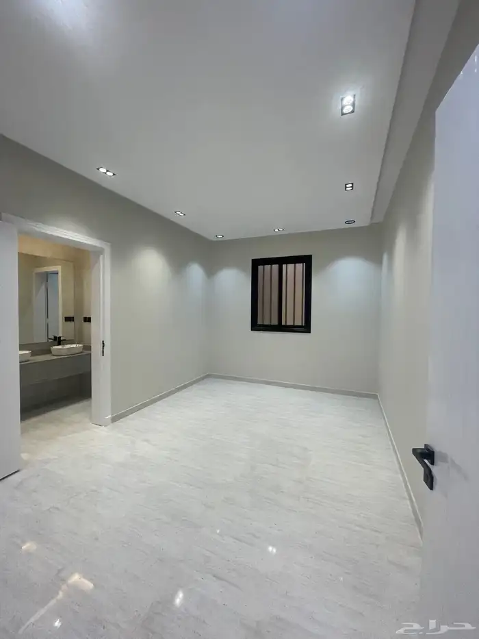 للبيع شقه روف دور ثاني وملحق كبير بالقرب من نادي ضمك 3