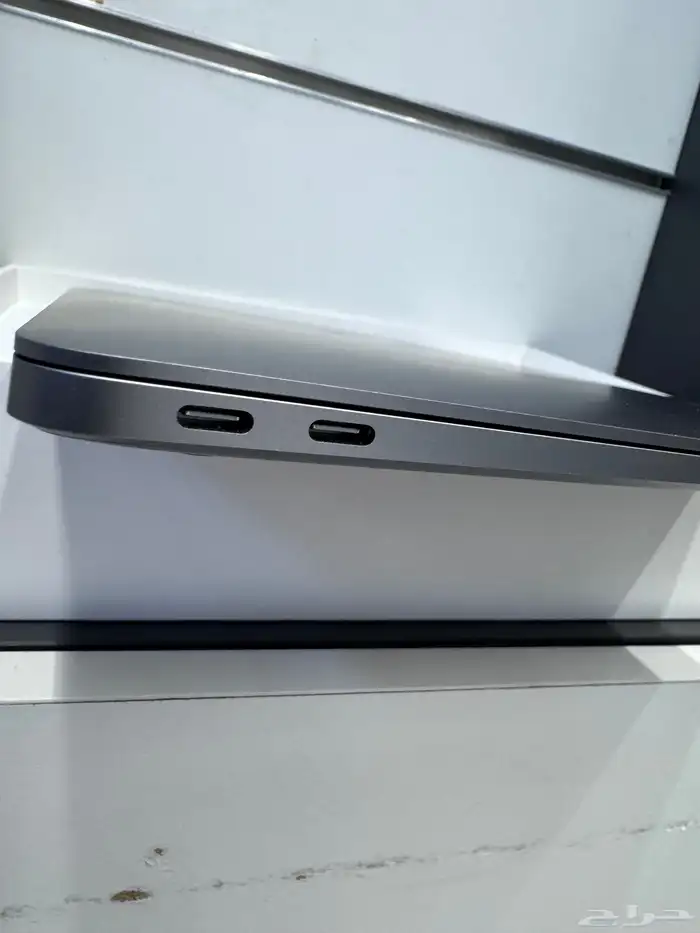 ماك بوك اير M1 سعة 256 رام 8 بطاريه 100 دورات الشحن 6 ب1550 7